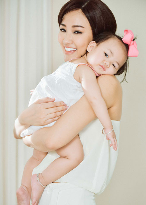 Trong quá trình thực hiện MV mới, Maya đã tái hiện lại nhiều khoảnh khắc vui buồn trong cuộc sống đời thường của hai mẹ con. Đây cũng là lần đầu tiên bé Bồ Câu – cô con gái vừa tròn 1 tuổi của Maya xuất hiện trong một sản phẩm âm nhạc mang ý nghĩa đặc biệt.