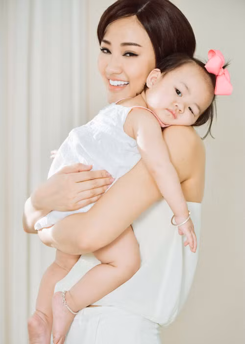 Trong quá trình thực hiện MV mới, Maya đã tái hiện lại nhiều khoảnh khắc vui buồn trong cuộc sống đời thường của hai mẹ con. Đây cũng là lần đầu tiên bé Bồ Câu – cô con gái vừa tròn 1 tuổi của Maya xuất hiện trong một sản phẩm âm nhạc mang ý nghĩa đặc biệt.