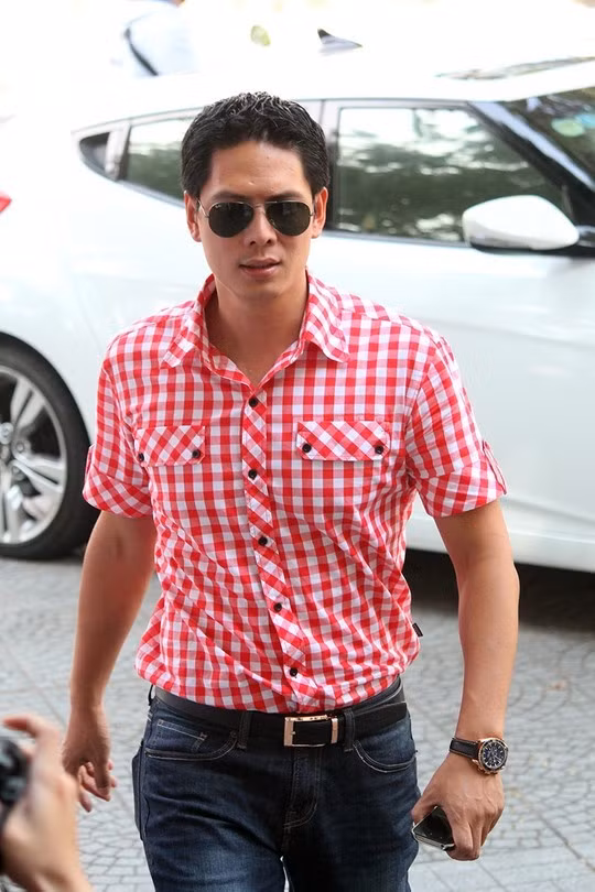 Trong phần 2 của bộ phim "Những ngọn nến trong đêm" đang trình chiếu, vai Quốc được diễn viên Bình Minh thể hiện. Nam MC cho biết anh không xem phần 1 để có thể thể hiện một Quốc khác biệt. Bình Minh hy vọng vai diễn này sẽ giúp anh thoát mác "bình hoa di động" .