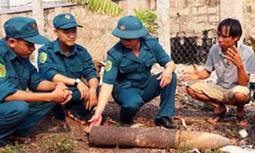 Dan phao gan nua ta tu tren troi roi xuong nha dan