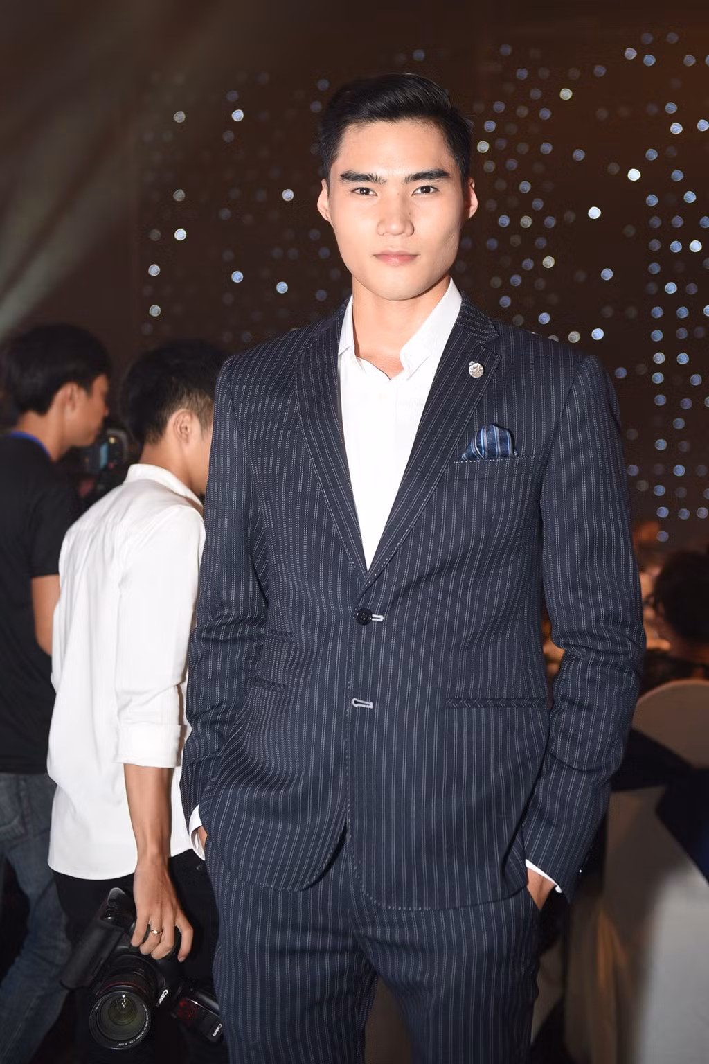 Người mẫu Quang Hùng ăn vận lịch thiệp khi đến cổ vũ bạn gái Quỳnh Châu.