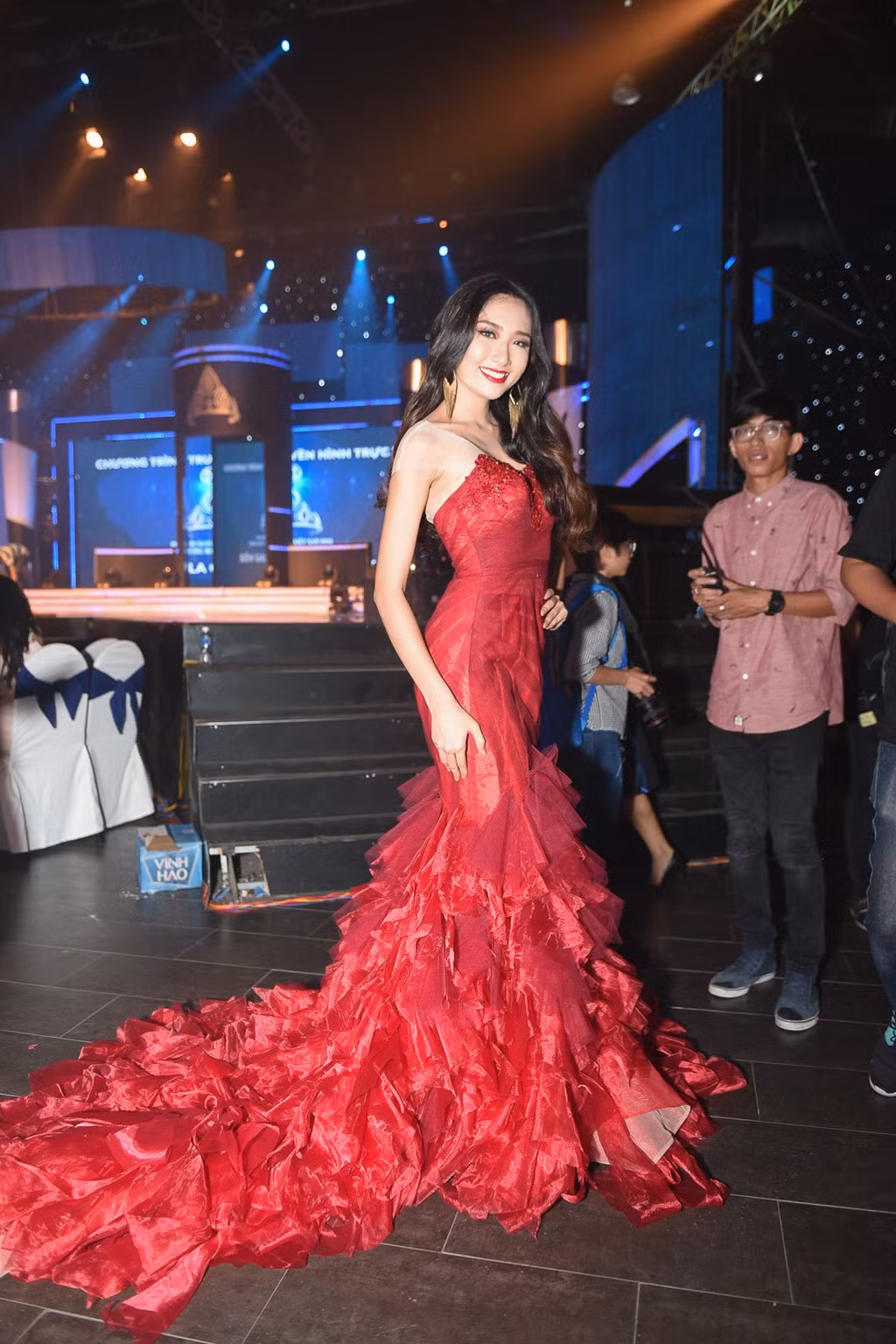 Thanh Khoa, thí sinh rời cuộc chơi trước đêm chung kết xuất hiện rạng rỡ ở hậu trường cuộc thi. Dù không tham gia tranh tài ở đêm thi cuối cùng nhưng cô vẫn góp mặt ở màn đồng diễn áo dài.