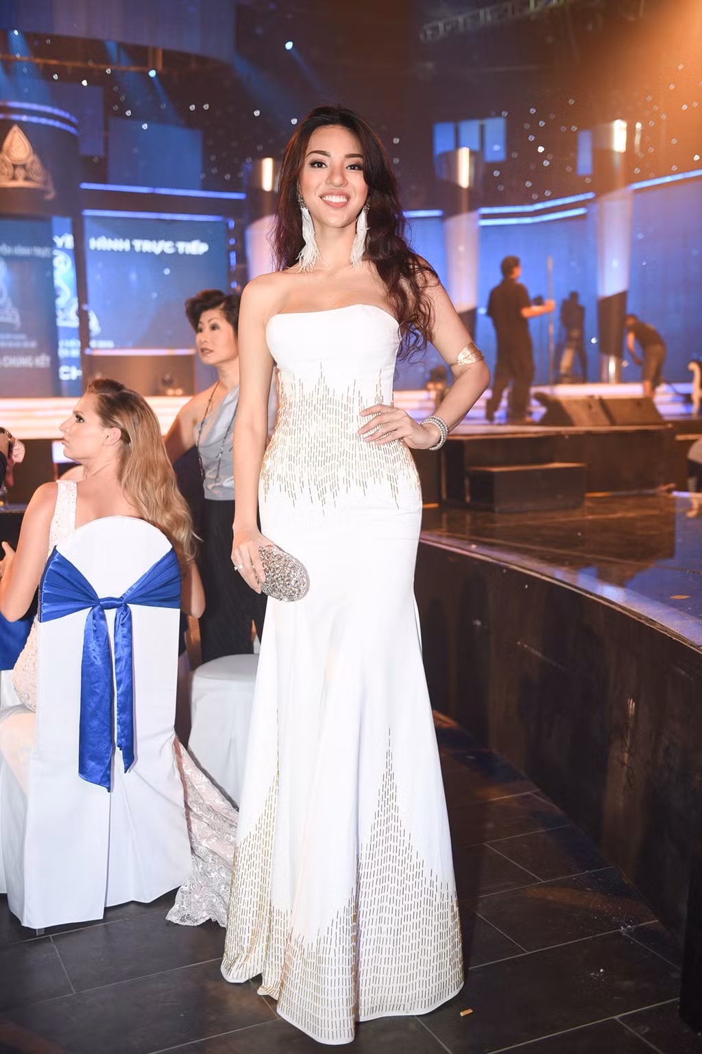 Diện bộ váy dạ hội dáng quây tông màu trắng ánh bạc, Khả Trang tự tin khoe dáng trước ống kính.