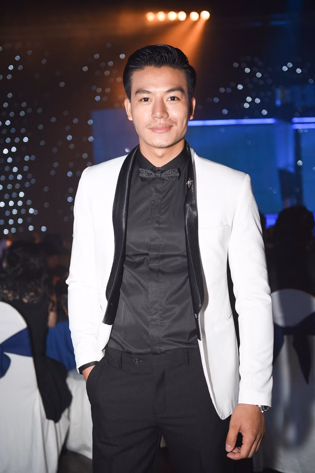 Diễn viên Hiếu Nguyễn trong bộ cánh tông trắng đen, một mình đi sự kiện.