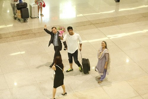 Cùng đi với nam diễn viên còn có bà Reeta Shukla - mẹ của Siddharth Shukla.