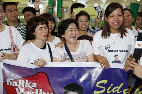 Fan của hai diễn viên thuộc nhiều lứa tuổi khác nhau. Vào lúc 10h ngày 7/1, hai diễn viên đến từ Ấn Độ sẽ tham gia chương trình trao quà nghệ sĩ nghèo.