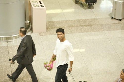 Siddharth Shukla diện trang phục đơn giản áo thun và quần jeans.