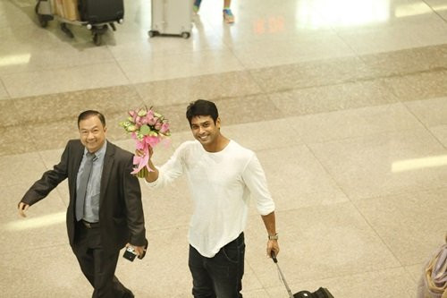 Chong Co dau 8 tuoi duoc fan Viet vay kin