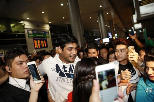 Lượng fan đông đảo vây kín chồng "Cô dâu 8 tuổi".