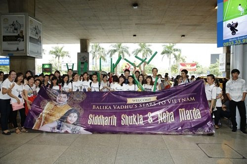 Fan Việt có mặt từ sớm để chờ đón hai diễn viên nổi tiếng Ấn Độ.