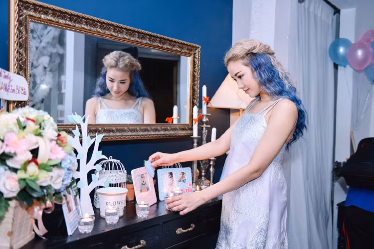 Không chỉ khéo léo sắp xếp không gian ngập tràn hoa, nến, bóng bay… Maya còn lựa chọn những bức hình kỷ niệm của hai mẹ con để bày biện ở xung quanh bàn tiệc.