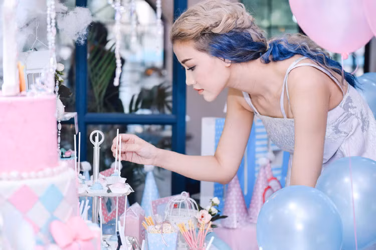 Maya tỉ mỉ trang trí cho buổi tiệc sinh nhật cô con gái nhỏ.