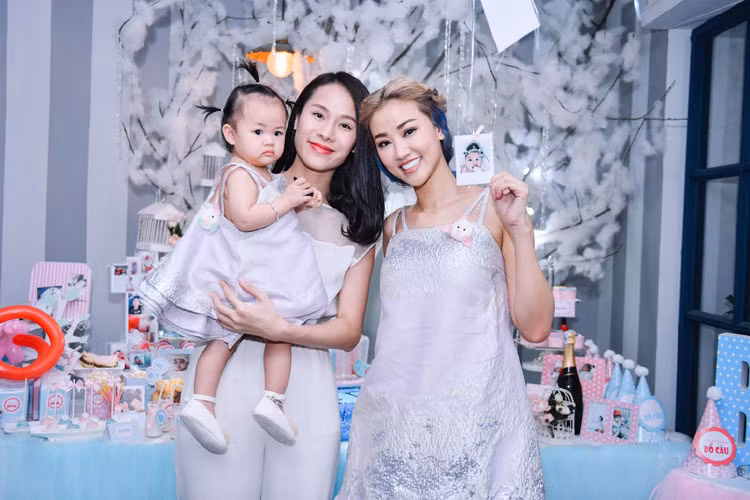 Sự xuất hiện của đông đảo đồng nghiệp, bạn bè và các em nhỏ đã khiến cho buổi tiệc sinh nhật con gái Maya trở nên vui vẻ, náo nhiệt hơn.