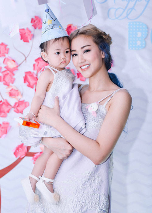 Quyết định mặc đồ đôi cùng con gái, Maya và bé Bồ Câu gây ấn tượng với chiếc váy cách điệu của NTK Phương My.