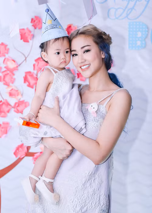 Quyết định mặc đồ đôi cùng con gái, Maya và bé Bồ Câu gây ấn tượng với chiếc váy cách điệu của NTK Phương My.