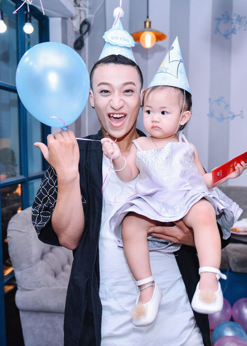 Biên đạo Tô Lâm bồng con gái Maya.