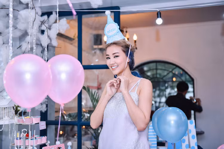 Maya chia sẻ, công việc, cuộc sống hiện tại vẫn còn nhiều áp lực, nhưng chỉ cần ở bên cạnh con gái, thì muộn phiền, âu lo nào cô cũng có thể vượt qua.