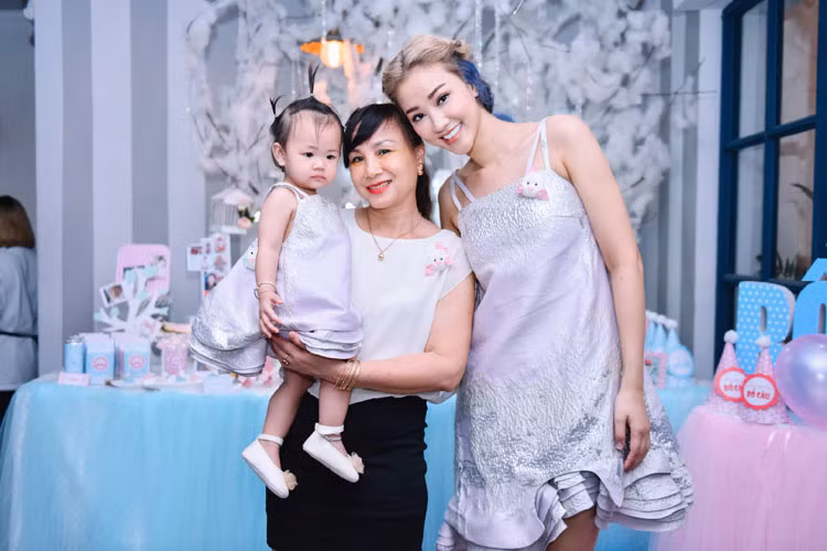 Mẹ Maya không thể vắng mặt trong ngày sinh nhật cháu. Trong suốt thời gian Maya mang bầu và sinh con, bà đã luôn ở bên chăm sóc Maya.