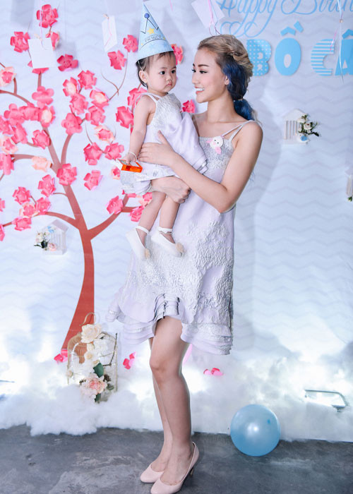  Con gái Maya cực đáng yêu trong bữa tiệc tròn 1 tuổi.