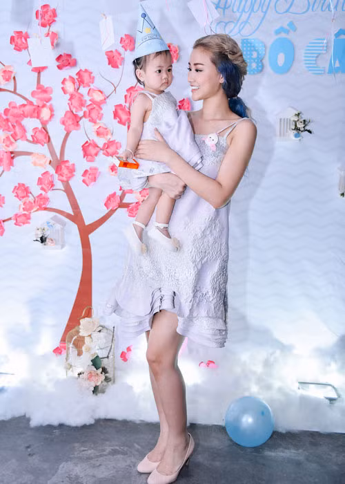  Con gái Maya cực đáng yêu trong bữa tiệc tròn 1 tuổi.