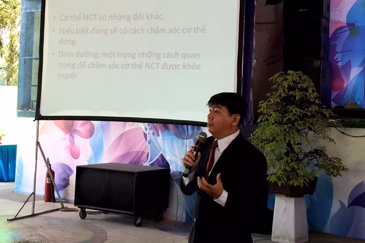 Phó Giáo Sư - Tiến Sĩ Bác sĩ Nguyễn Anh Tuấn (Đại học Y Dược TP.Hồ Chí Minh) trình bày về chế độ dinh dưỡng hợp lý cho người cao tuổi.