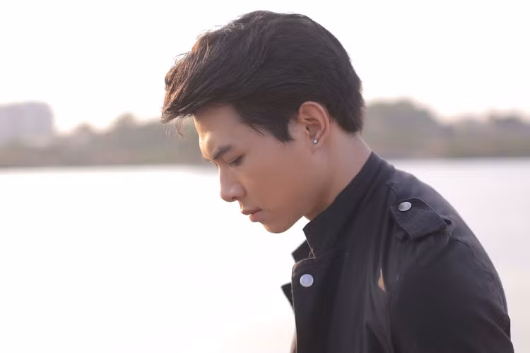 Vừa xuống trần, họ tình cờ gặp được vị thần tình yêu của phương Tây là Cupid (Hoàng Phi). Cả ba đã cùng kết hợp với nhau, hóa thân thành người phàm để tiếp tục cuộc hành trình tìm hiểu về các cặp tình nhân mà họ se duyên.