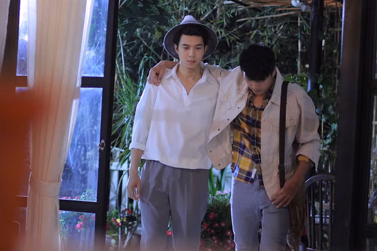 Do rơi vào cùng hoàn cảnh chia tay người yêu, sự đồng cảm khiến Long và Nam tiếp tục vướng vào mối quan hệ khó giải thích. Không chỉ khiến tình cũ của Long đặt dấu hỏi lớn, câu chuyện giữa cặp đôi này đã khiến cho 3 vị thần tiên là: Ông Tơ, bà Nguyệt, thần Cupid (Thu Trang, Đại Nghĩa, Hoàng Phi đảm nhận) phải nổi giận và tìm mọi cách lý giải.