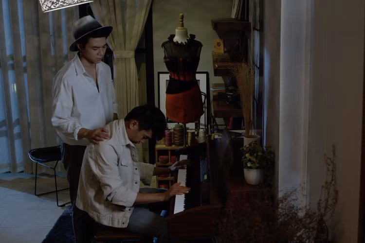 Chia sẻ về vai diễn mới nhất, Quang Tuấn và Bùi Anh Tú cho biết tham gia phim điện ảnh có rất nhiều điều khó khăn, bỡ ngỡ hơn so với đóng các vở kịch dài của sân khấu.