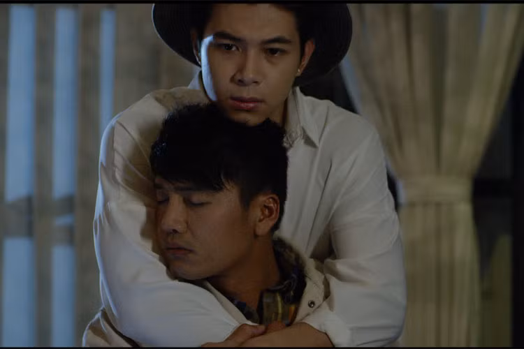 Bật mí thêm về cảnh đáng nhớ nhất trong “Thần tiên cũng nổi điên”, Quang Tuấn và Bùi Anh Tú tiết lộ đó chính là cảnh Nam “khóa môi” Long đầy ngọt ngào. Dù không gặp nhiều e ngại khi diễn cảnh tình tứ, nhưng Quang Tuấn và Bùi Anh Tú đã phải hôn nhau đến tận 15 lần giữa trời nắng thì đạo diễn Cao Tấn Lộc mới chọn ra cảnh có thần thái ưng ý.