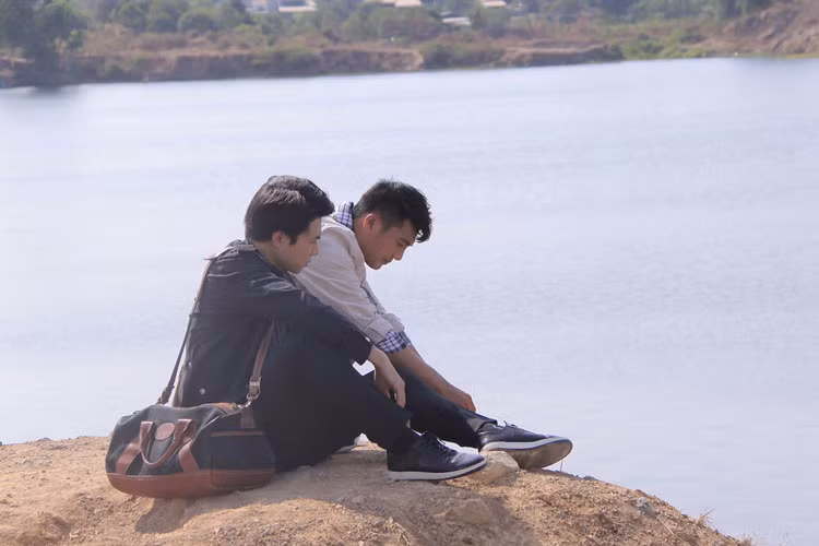 Trong những hình ảnh hậu trường mới nhất, khoảnh khắc cặp đôi Long – Nam ôm chặt, ân cần chăm sóc nhau càng khiến cho khán giả thêm thắc mắc về tình cảm thực sự của đôi bạn trẻ này dành cho nhau.