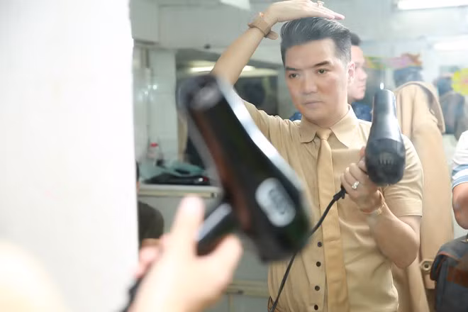 Vừa trở về sau chuyến lưu diễn tại Mỹ, Đàm Vĩnh Hưng lập tức bắt tay vào công việc mới với live show Mãi mãi bên em diễn ra tối 5/3 tại sân khấu 126 (TP HCM). Anh có mặt từ sớm để chuẩn bị, tự tay chỉnh trang phục, đầu tóc.