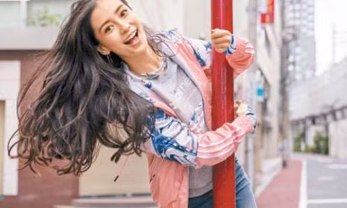 Huynh Hieu Minh Angelababy thuong Tet cho nhan vien bang o to