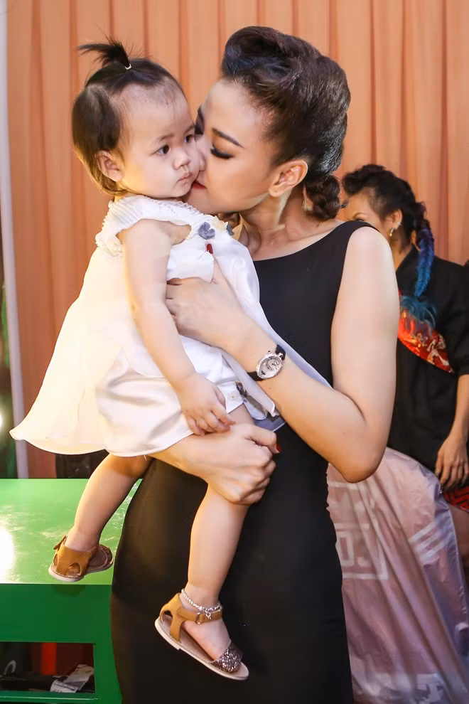 Trước đây, nữ ca sĩ nhiều lần khoe công chúa nhỏ hơn 1 tuổi trên mạng xã hội. Tuy nhiên, đây mới là đầu Maya cho Bồ Câu xuất hiện tại chỗ đông người và có nhiều ống kính máy ảnh.