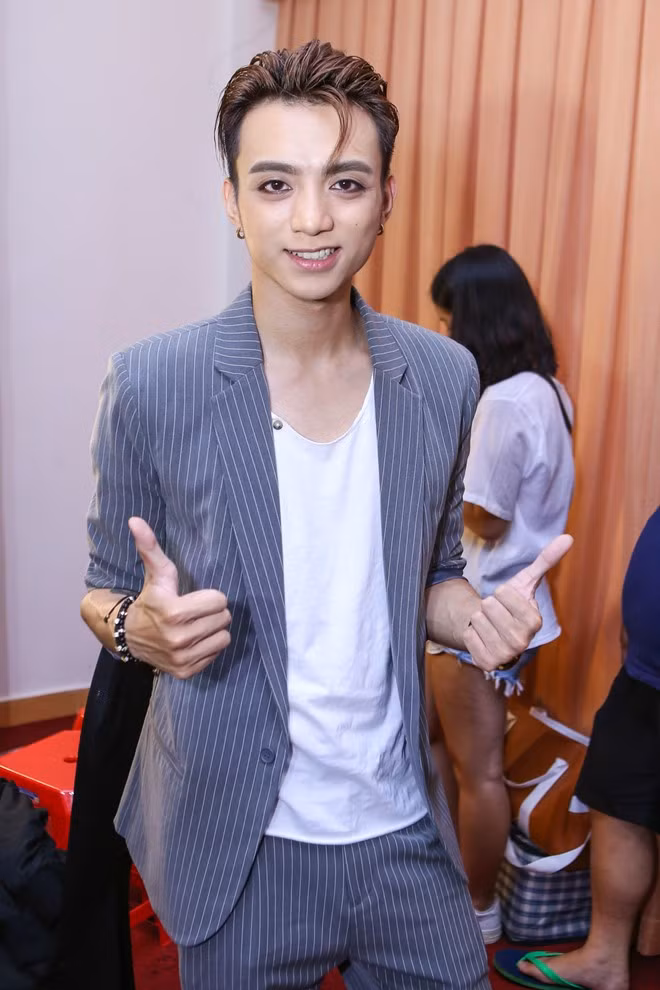 Soobin Hoàng Sơn giữ tinh thần thoải mái dù trước đó sức khỏe của anh không tốt.