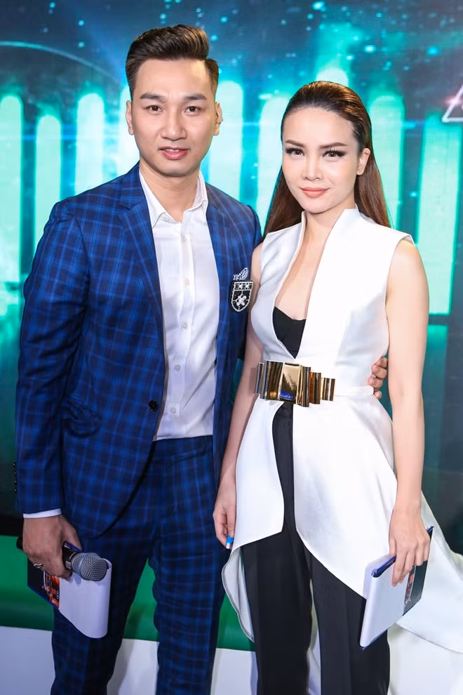 MC Thành Trung và Yến Trang cũng đầu tư trang phục không thua kém các thí sinh.