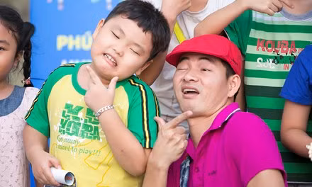 Con trai Xuan Bac dien hai cung bo dip 1/6