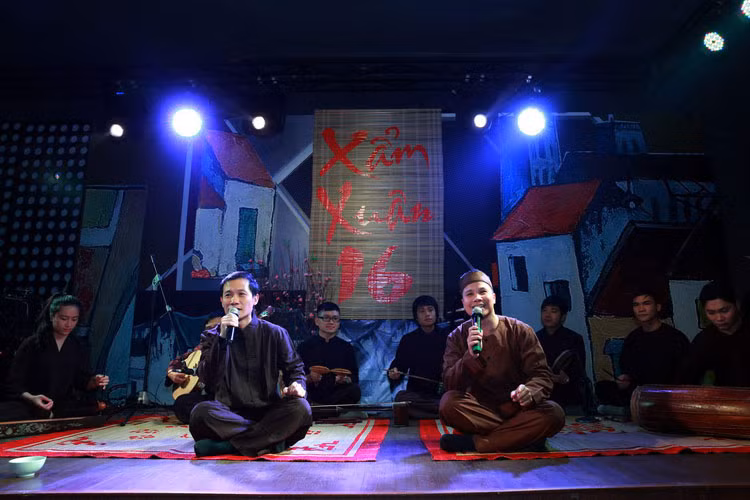 Chương trình được kết thúc bằng bài xẩm Bốn mùa hoa Hà Nội, một bài xẩm được nhóm thực hiện MV làm quà tặng cho những người yêu mến nghệ thuật truyền thống, yêu xẩm ở khắp mọi nơi nhân dịp Tết Bính Thân.