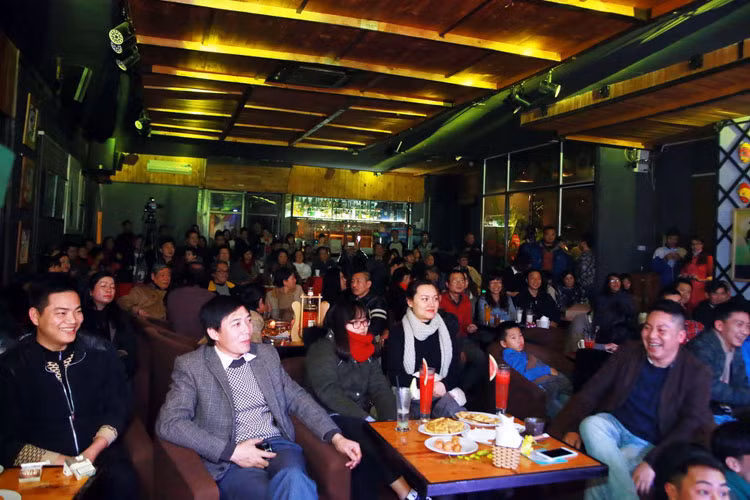 Khán phòng với hơn 200 chỗ ngồi chật kín. Nhiều khán giả đến muộn chấp nhận đứng vì hết chỗ, chỉ miễn là được thưởng thức một đêm nghệ thuật truyền thống đón xuân.