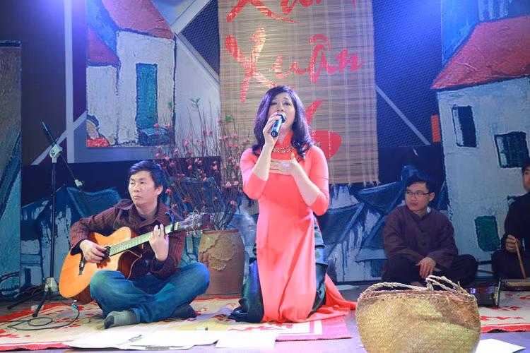 Khá nhiều khán giả bất ngờ khi được biết ca khúc “Cây đàn bỏ quên” của Phạm Duy được viết từ giai điệu xẩm tàu điện. Sau khi thể hiện ca khúc, nghệ sĩ Quỳnh Hoa cùng nghệ sĩ Quang Long đã cùng hát một phần ca khúc theo kiểu của xẩm để khán giả dễ hiểu.