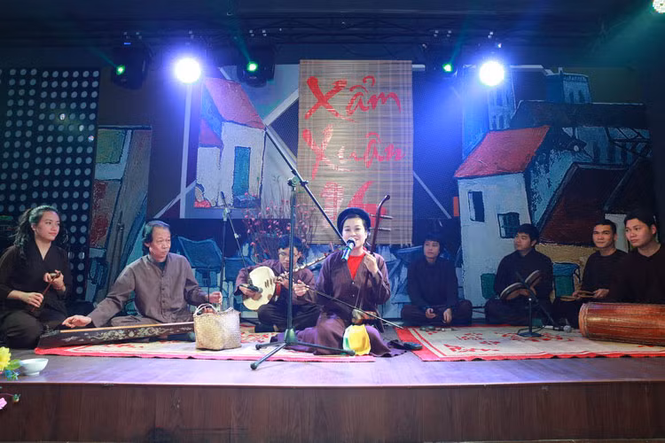 Có những khán giả ở tận Hải Phòng cũng lặn lội tìm về. Đặc biệt, cùng với những vị khách lớn tuổi có nhiều khán giả tuổi đời đang còn rất trẻ…