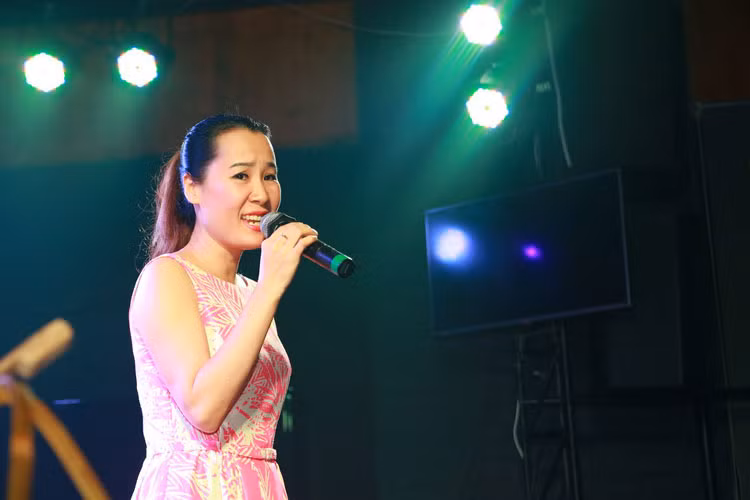 Bên cạnh những điệu xẩm và bài xẩm đúng chất, chương trình cũng dành ra một phần phiêu cùng xẩm. Đó là những ca khúc mang chất liệu âm nhạc dân gian như: "Cây đàn bỏ quên" (Phạm Duy), “Giấc mơ trưa" (nhạc Giáng Son, lời Nguyễn Vĩnh Tiến). Trong hình, nhạc sĩ Giáng Son đã thể hiện ca khúc "Giấc mơ trưa" do chính cô sáng tác.