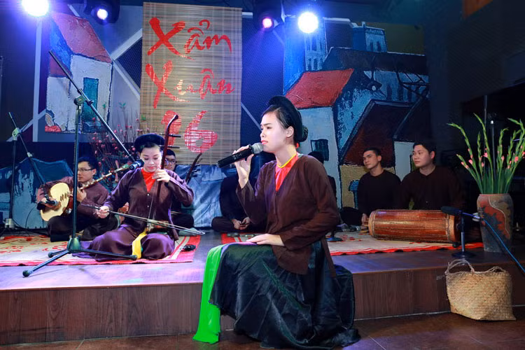 Lại có lúc lắng xuống với xẩm Tàu điện “Chân quê”, “Giăng sáng vườn chè” rồi “Lỡ bước sang ngang”, hay thấm thía với những lời ca sắc ngọt thể hiện sự tri ân công ơn trời biển của đấng sinh thành trong “Công cha ngãi mẹ sinh thành”.