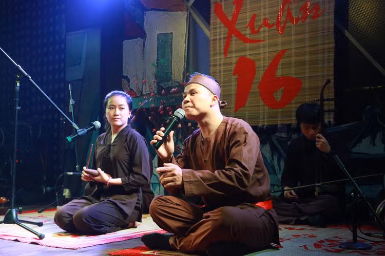 Với không khí những ngày giáp Tết, đêm xẩm được tăng cường nhiều điệu xẩm vui nhộn cho hợp với sắc xuân, từ những câu chuyện về làm trai phải có chí hướng trong bài xẩm phồn huê “Quyết chí tu thân”, tới câu chuyện vợ chồng trách móc nhau nhưng càng trách lại càng yêu nhau nhiều hơn trong “Vợ chồng cờ bạc”.