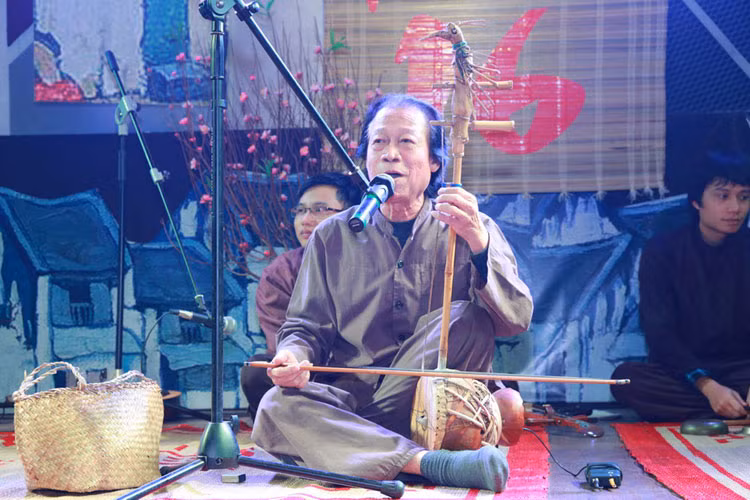 Sau phần “phiêu”, chương trình trở về với những bài xẩm. Mai Tuyết Hoa thể hiện bài xẩm chợ “Quê choa” do chị mới lồng điệu. NSND Xuân Hoạch thể hiện bài xẩm "Cơm bụi" đầy ấn tượng được lồng từ bài thơ cùng tên của nhà thơ Nguyễn Duy. Chính ông là người đã trực tiếp mang bài thơ này và một chùm bài thơ lục bát khác tới tặng những nghệ sĩ xẩm Xuân Hoạch, Quang Long, Mai Tuyết Hoa khi họ còn hát tại chợ đêm Hàng Đào Đồng Xuân vào mỗi tối thứ bảy hàng tuần.