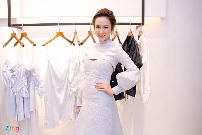 Đối lập với phong cách thường thấy, Angela Phương Trinh chọn đầm nữ tính kín đáo. Nữ diễn viên luôn chỉn chu từ trang phục đến trang điểm và tóc mỗi khi xuất hiện. Sau vai diễn tài xế taxi trong Taxi, Em tên gì, bà mẹ nhí khá nóng lòng chờ đợi bộ phim Vệ sĩ, tiểu thư và chàng khờ do cô đảm nhận vai chính ra rạp.