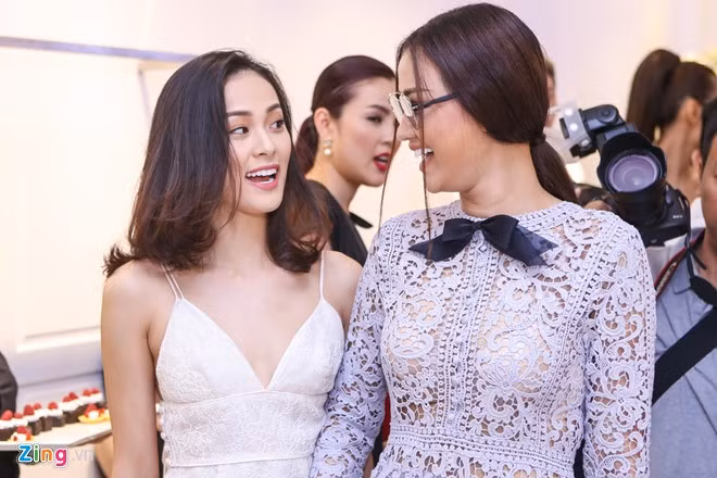 Đôi bạn thân Hạ Vi - Maya cười nói rôm rả ở sự kiện quy tụ nhiều người đẹp.