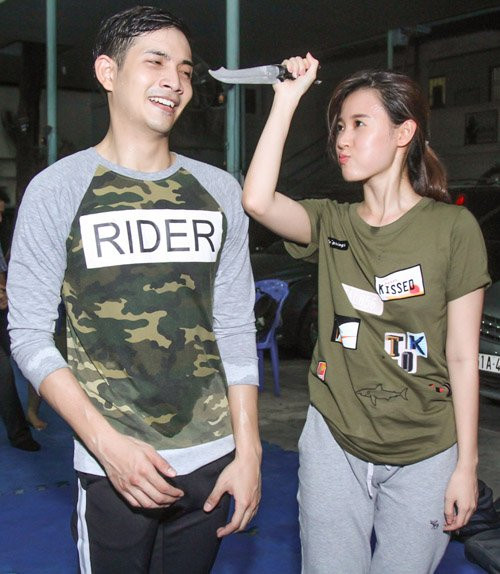 Nữ diễn viên sinh năm 1989 hài hước cầm dao trêu chọc bạn diễn sau giờ tập căng thẳng.