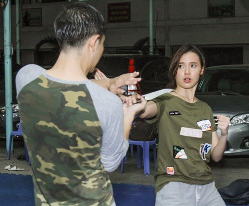 Trong buổi tập mới đây, Midu đã khá vất vả khi phải nhớ từng bước di chuyển, cử động khi tập cùng đạo cụ là dao. Bởi khi khởi quay, những cảnh này sẽ được thực hiện với tốc độ nhanh và nguy hiểm hơn nhiều so với lúc tập.