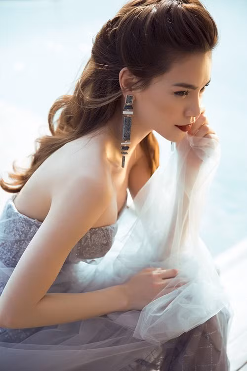 Tuy chuyện tình cảm của Hồ Ngọc Hà luôn được dư luận quan tâm đặc biệt, bà mẹ một con vẫn nhất quyết giữ im lặng và tập trung làm việc. Giọng ca "Xin hãy thứ tha" khẳng định: “Tôi muốn được khán giả ghi nhận bằng chính tinh thần lao động chăm chỉ, các sản phẩm được đầu tư nghiêm túc cùng hình ảnh đẹp, chỉn chu, thay vì kể lể quá nhiều về chuyện đời tư trên mặt báo”.