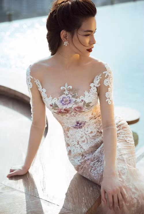 Dù đang bận rộn làm giám khảo The Face và quảng bá DVD Love songs, Hồ Ngọc Hà vẫn thực hiện chùm ảnh mới dành tặng người hâm mộ. Đây cũng là bộ ảnh được Hà Hồ âm thầm chuẩn bị trong thời gian chuyện tình cảm giữa cô và đại gia kim cương lại "gây sốt" cộng đồng mạng.